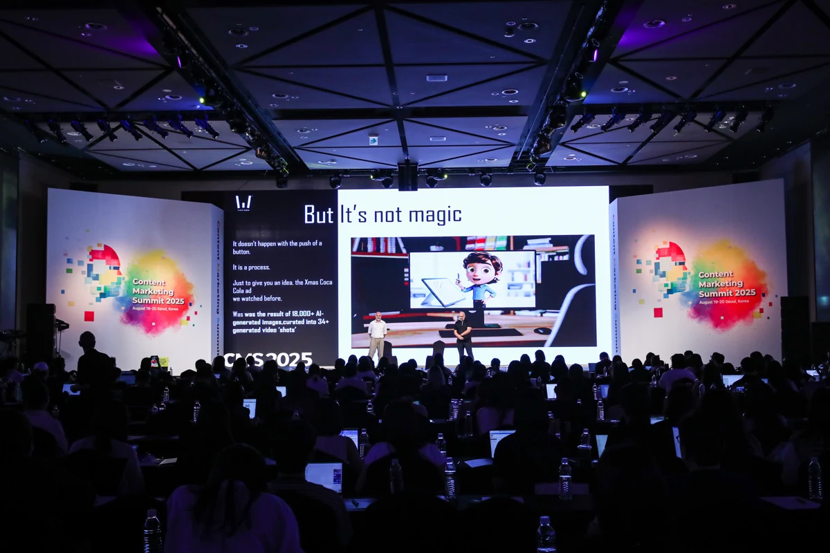 Audience and panoramic stage during the Seoul presentation